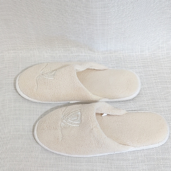 New Wynn Resorts Las Vegas Cream Slippers with Embroidered Logo Size 6/7 Small - Picture 4 of 6